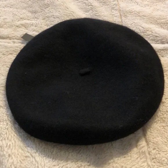 Elegant Black Beret - Picture 5 of 8